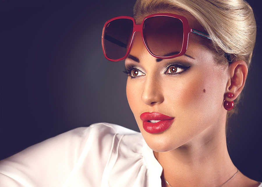 Plnější rty lze získat díky dekorativní kosmetice, výplním nebo můžete zkusit derma roller
